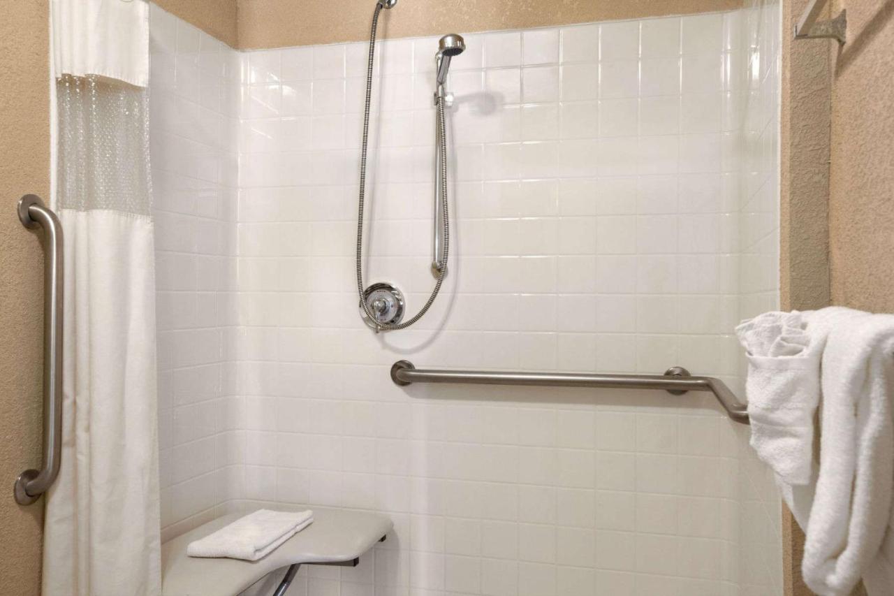 Queen Room - Mobility Access/Non-Smoking at Days Inn by Wyndham Montrose