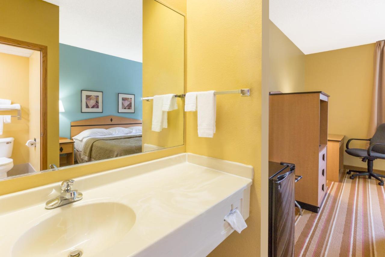 King Room - Mobility Access/Non-Smoking at Super 8 by Wyndham Clarinda