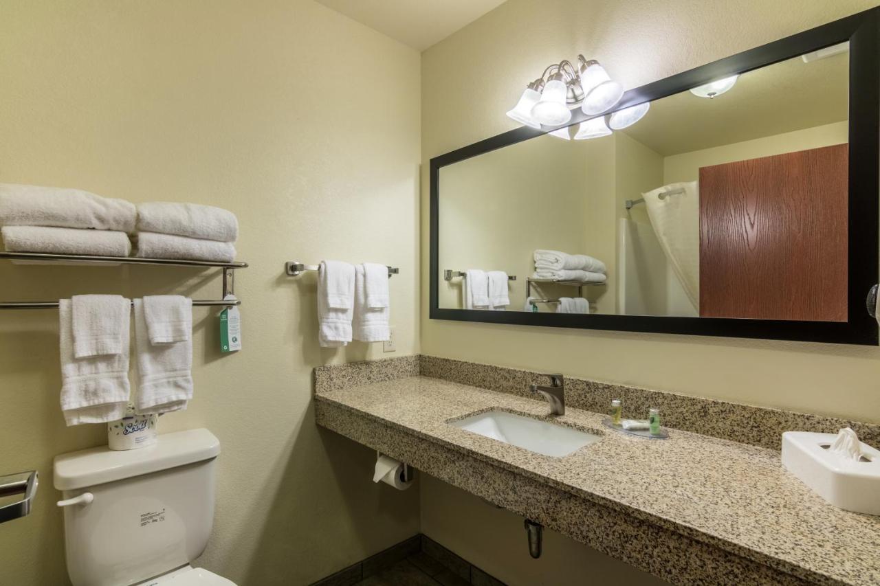Deluxe King Suite at Cobblestone Inn & Suites – Soda Springs