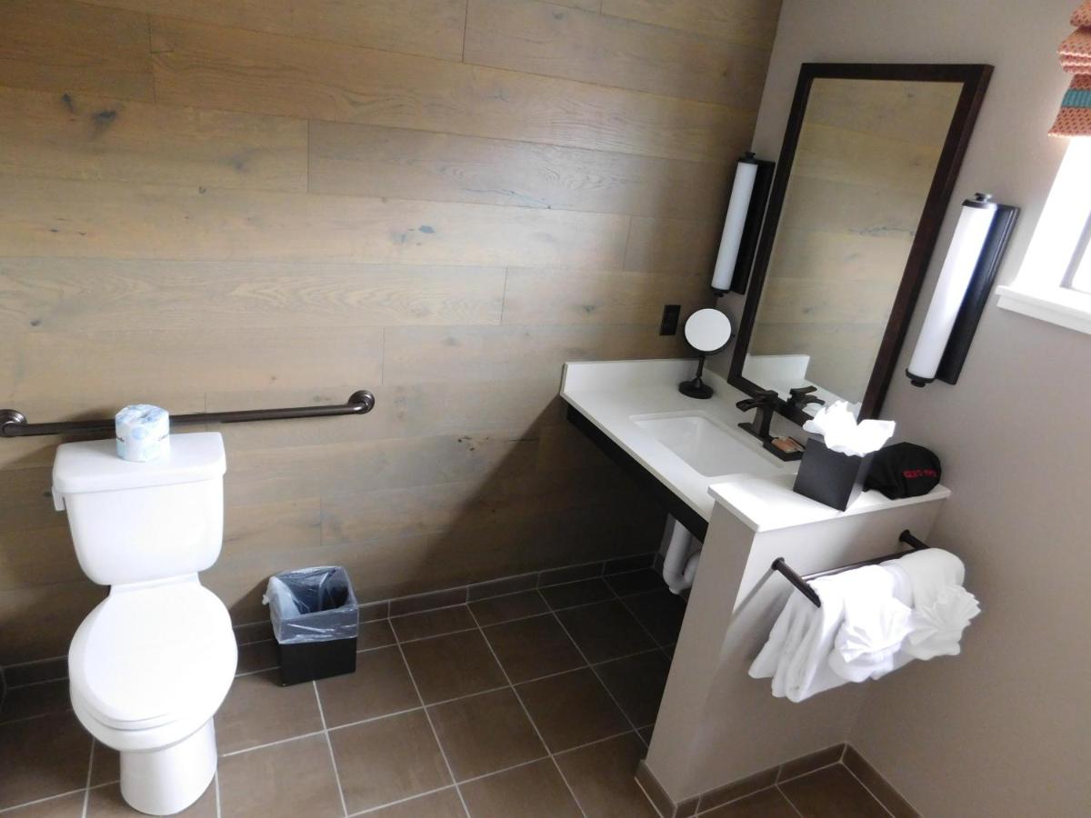 King Room - Disability Access at Wave Street Inn