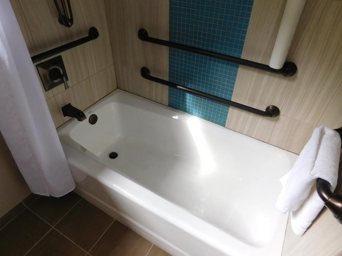 King Room - Disability Access at Wave Street Inn