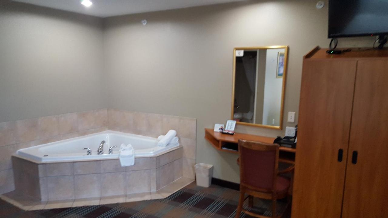 Superior Queen Suite with Spa Bath -Non-Smoking at Microtel Inn & Suites by Wyndham Bozeman