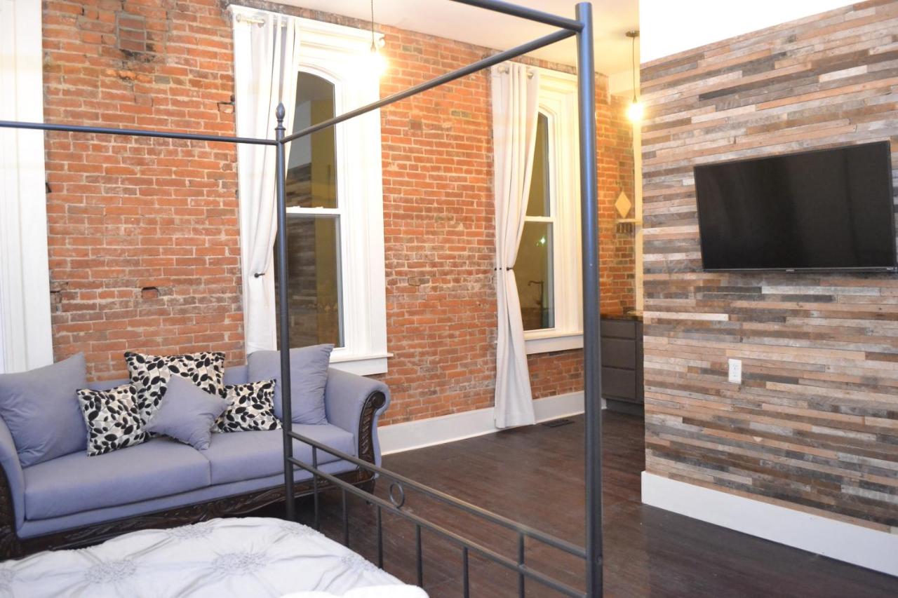 Deluxe Studio at Eighteen-Ninety Sleepover