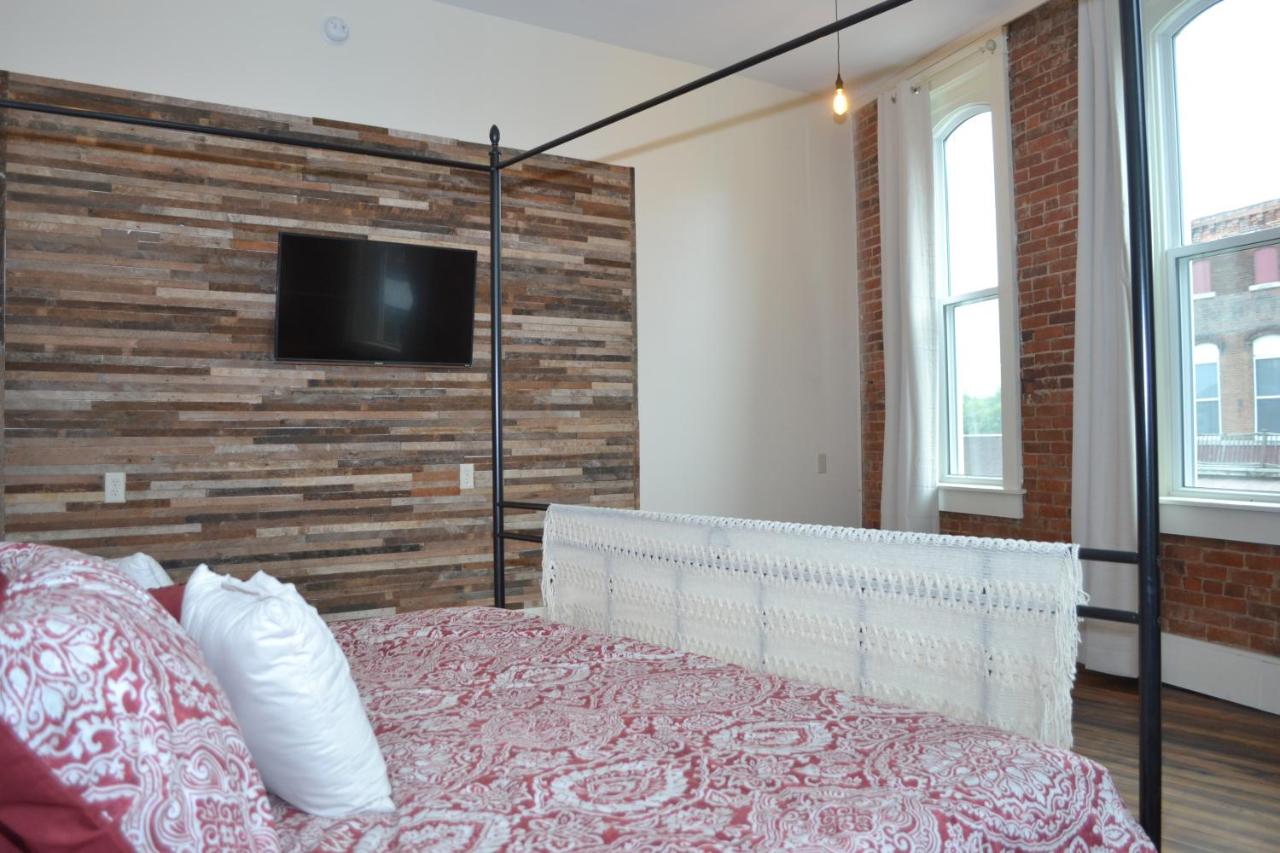 Deluxe King Studio at Eighteen-Ninety Sleepover