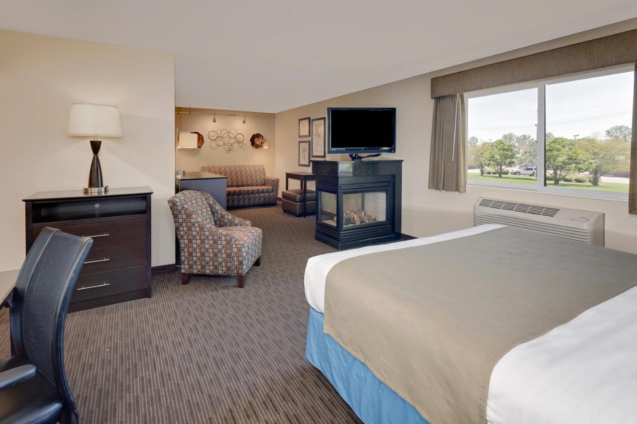 One-Bedroom King Suite - Non-Smoking at Baymont by Wyndham Owatonna