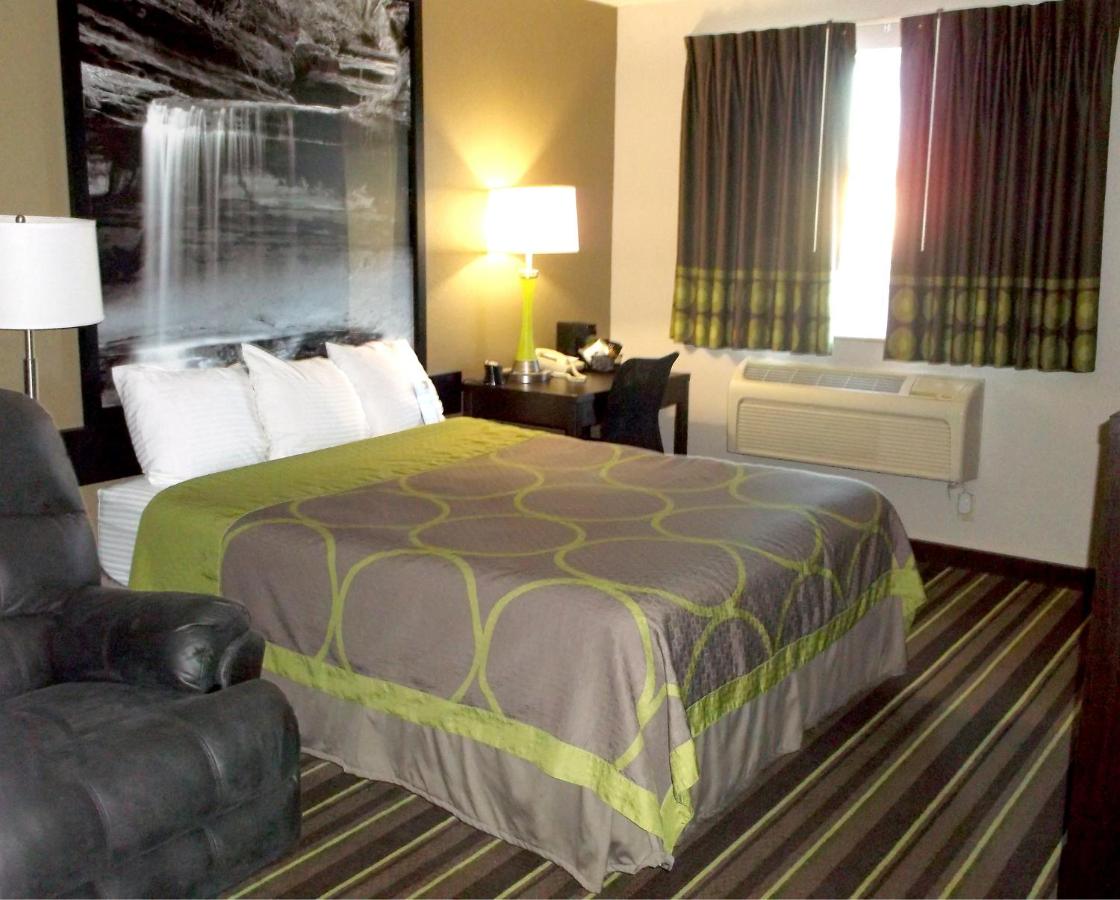 Queen Room - Mobility Access/Non-Smoking at Super 8 by Wyndham Brookings