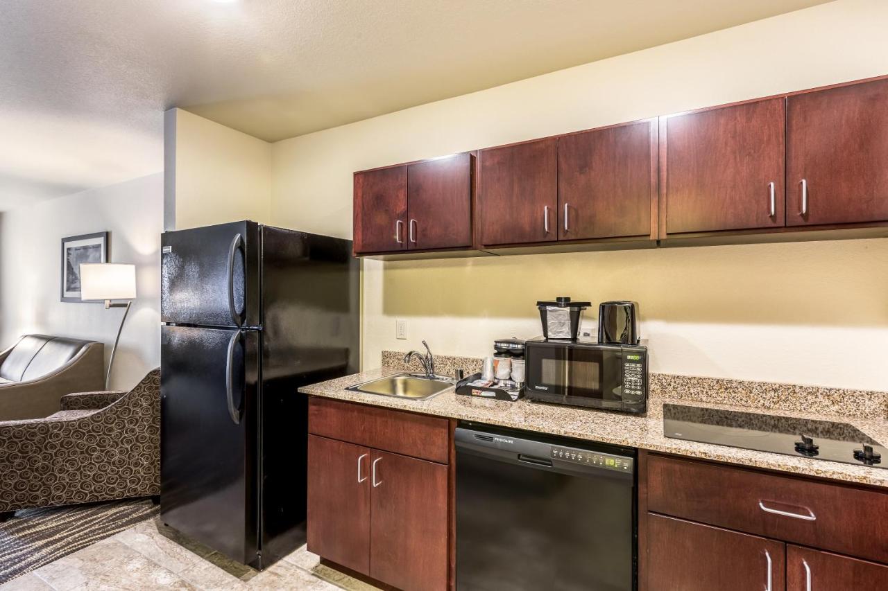 King Suite at Cobblestone Hotel & Suites – Stevens Point