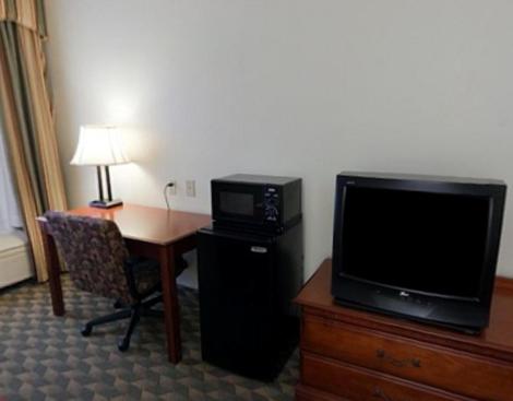King Room with Bath Tub - Disability Access/Non-Smoking at Holiday Inn Express Hotel & Suites Laurinburg by IHG