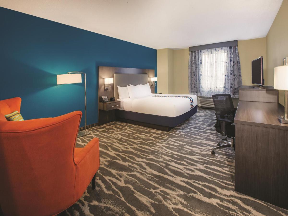 Room #17417114 at La Quinta Inn & Suites by Wyndham Kokomo
