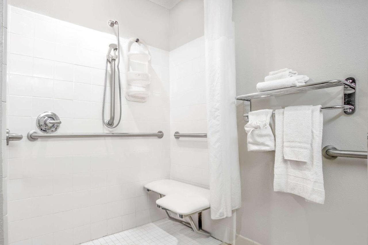Queen Room - Disability Access/Non-Smoking at Microtel Inn & Suites by Wyndham Bremen