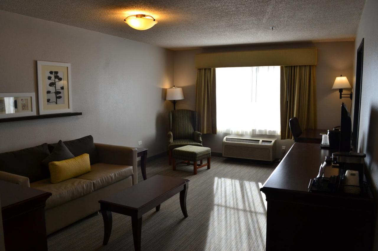 One-Bedroom Queen Suite - Disability Access at Country Inn & Suites by Radisson, Gurnee, IL
