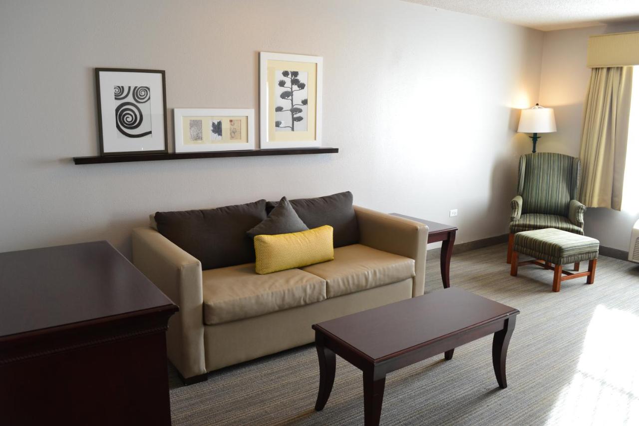 One-Bedroom Queen Suite - Disability Access at Country Inn & Suites by Radisson, Gurnee, IL