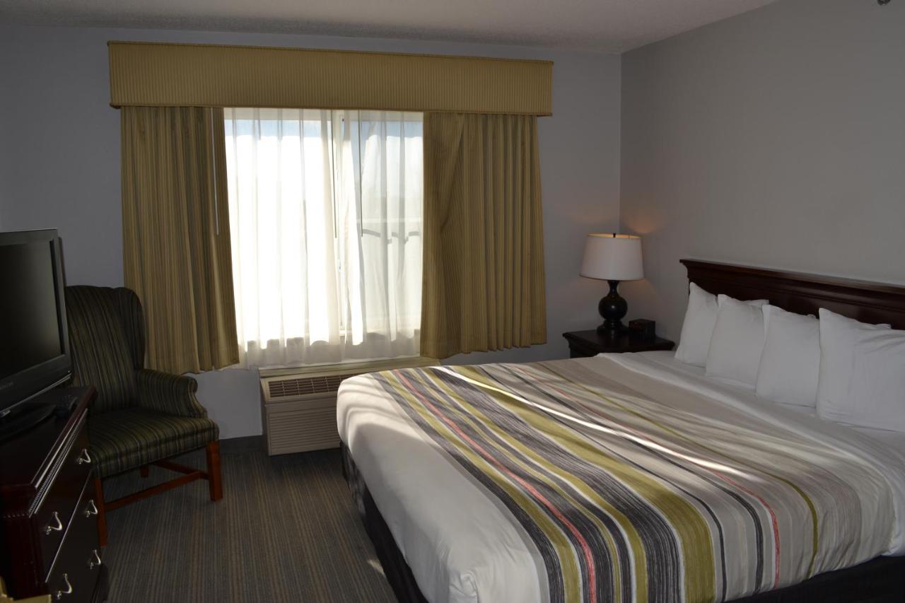 One-Bedroom King Suite at Country Inn & Suites by Radisson, Gurnee, IL