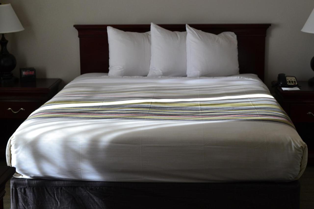 One-Bedroom Queen Suite - Disability Access at Country Inn & Suites by Radisson, Gurnee, IL