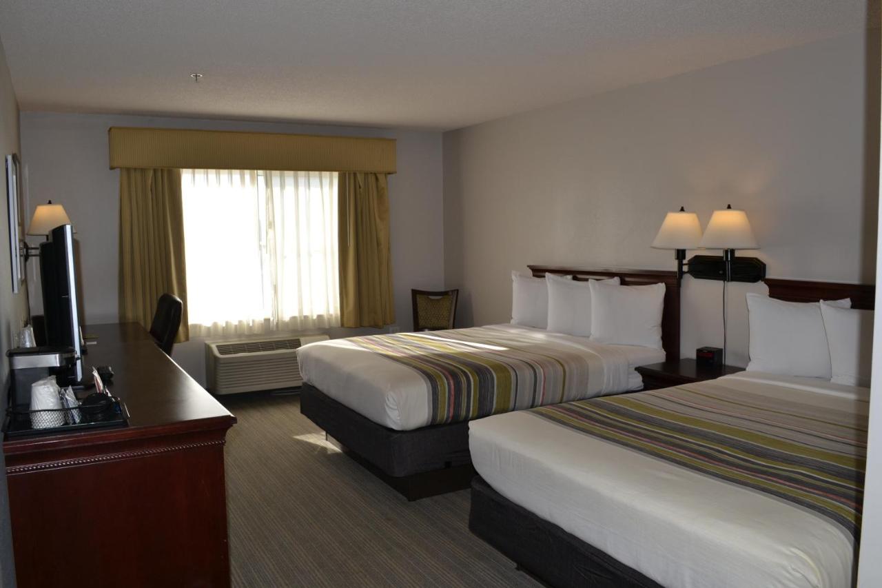 Queen Room with Two Queen Beds at Country Inn & Suites by Radisson, Gurnee, IL