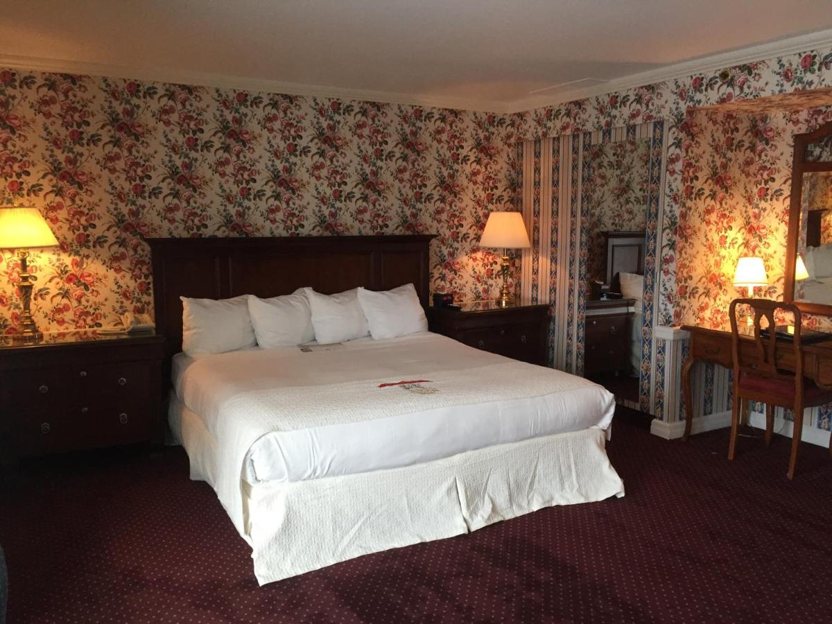 King Room with Balcony at Hotel Perry