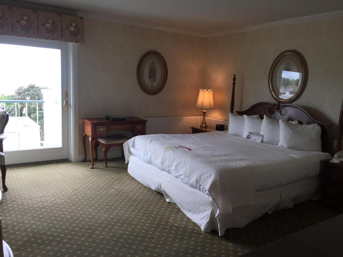 King Room with Balcony at Hotel Perry