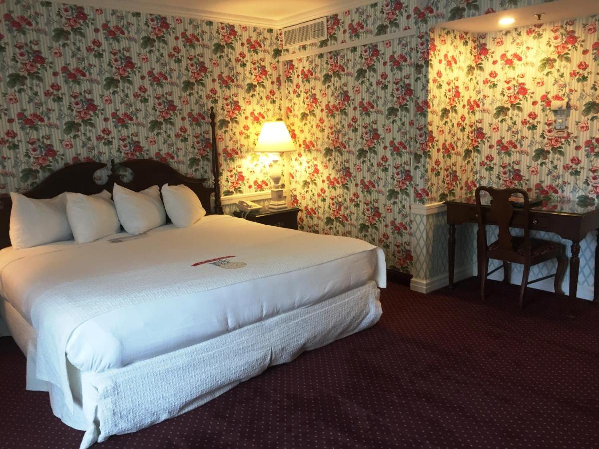 King Room with Balcony at Hotel Perry