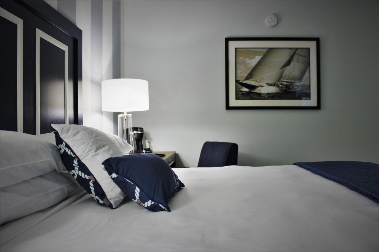 Queen Room with Marina View & Patio – Disability Access/Non-Smoking at Marker 8 Hotel & Marina