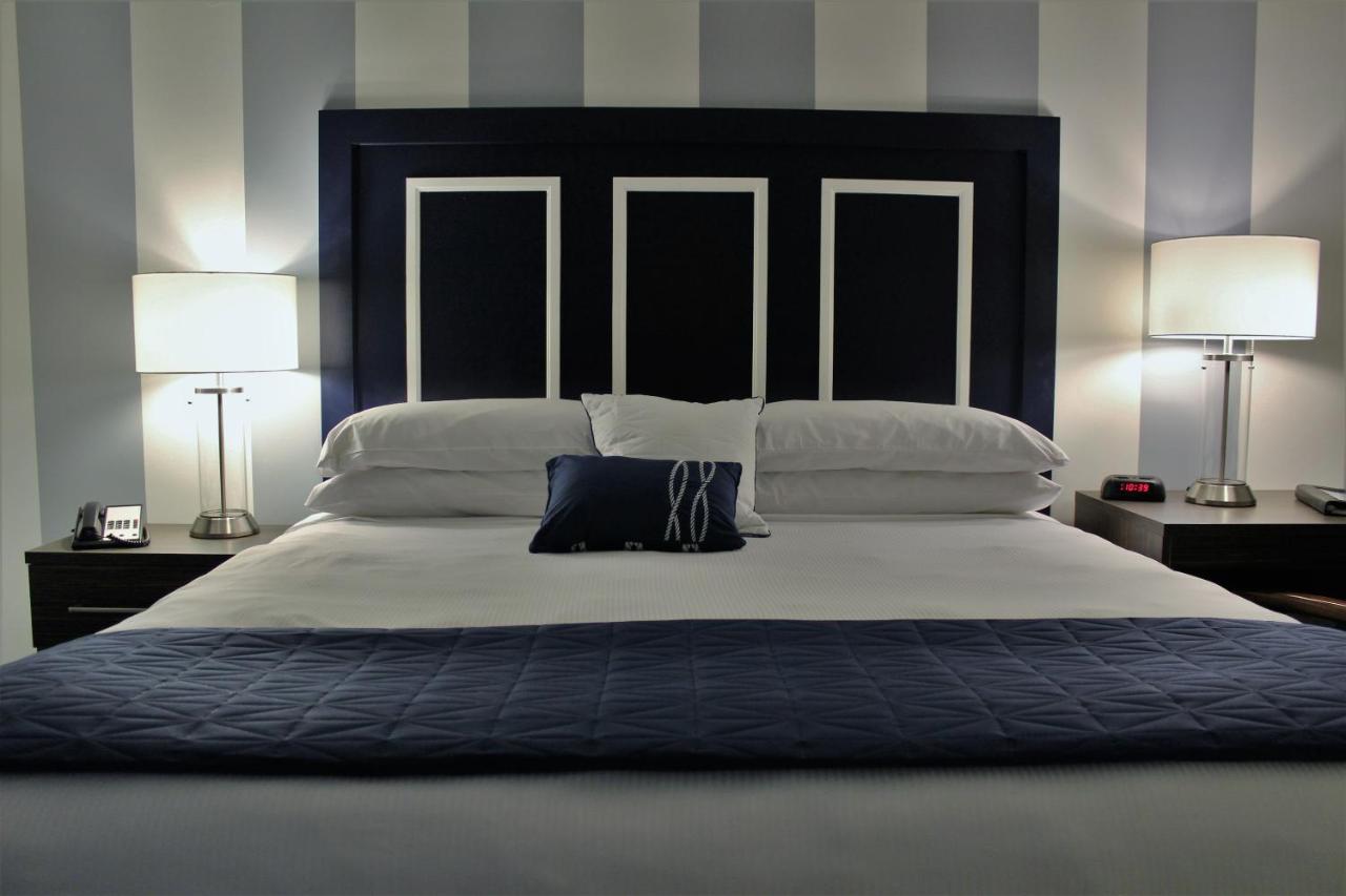 Queen Room with Marina View & Patio – Disability Access/Non-Smoking at Marker 8 Hotel & Marina
