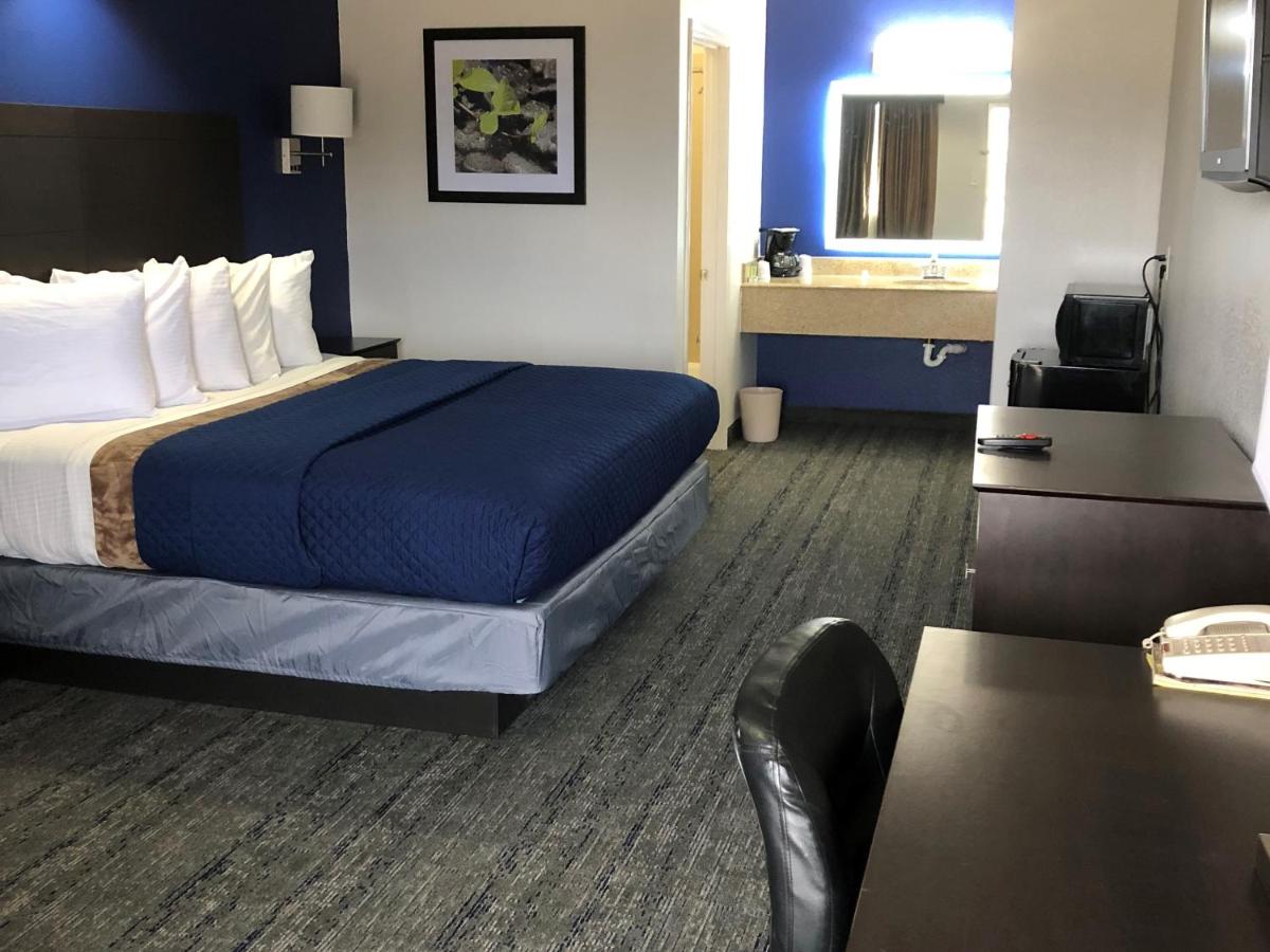 King Room at Executive Inn & Suites Joaquin