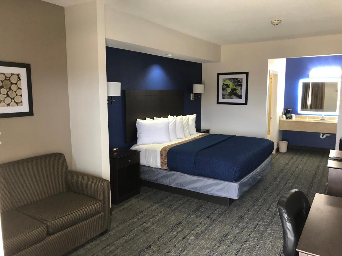 King Suite at Executive Inn & Suites Joaquin
