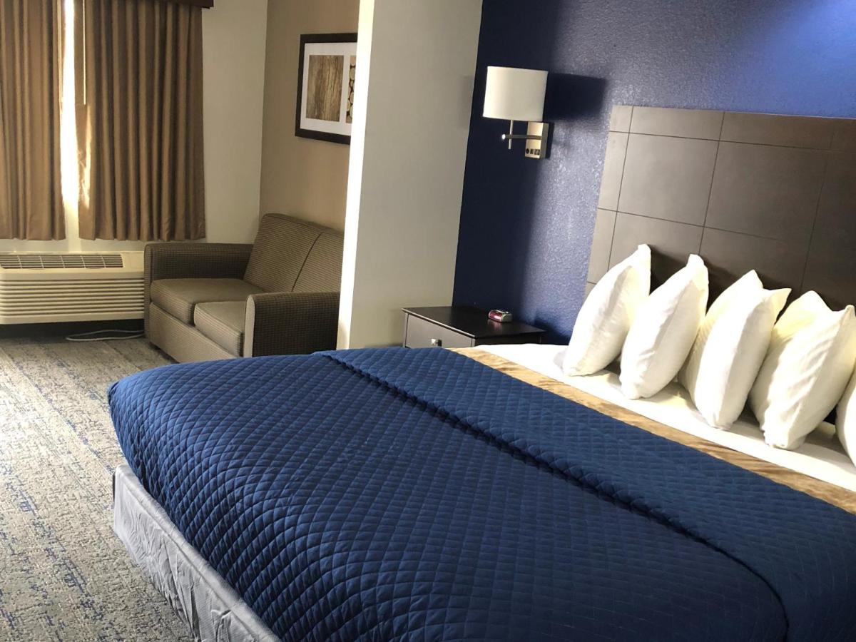 King Suite at Executive Inn & Suites Joaquin