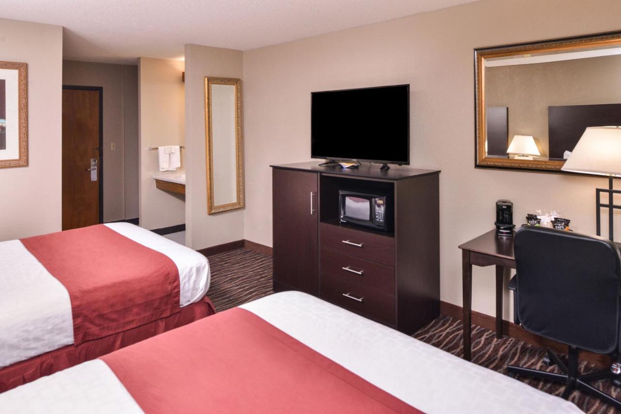Queen Room with Two Queen Beds - Non-Smoking at Baymont by Wyndham Sioux Falls West (67058) Sioux/ Near Airport