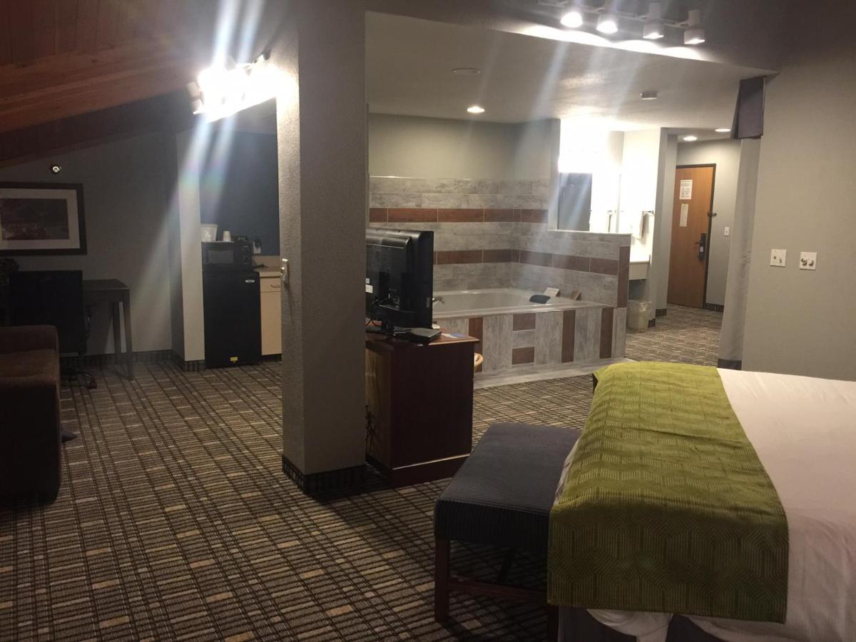 Superior King Studio Suite - Non-Smoking at Baymont by Wyndham Pella