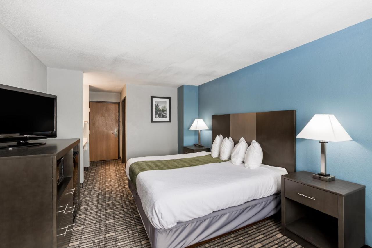 King Room- Non-Smoking at Baymont by Wyndham Pella