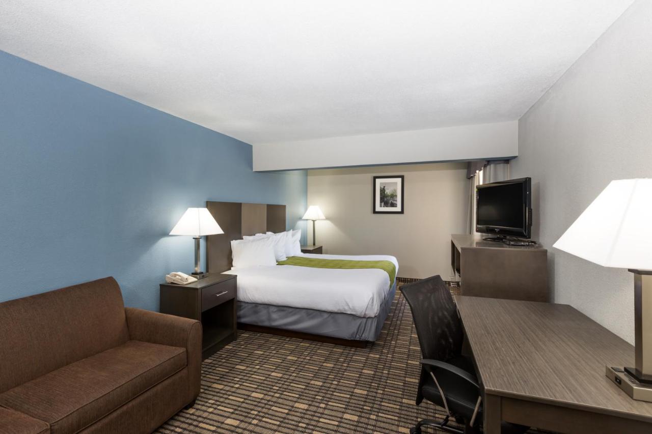 Business King Room - Non-Smoking at Baymont by Wyndham Pella