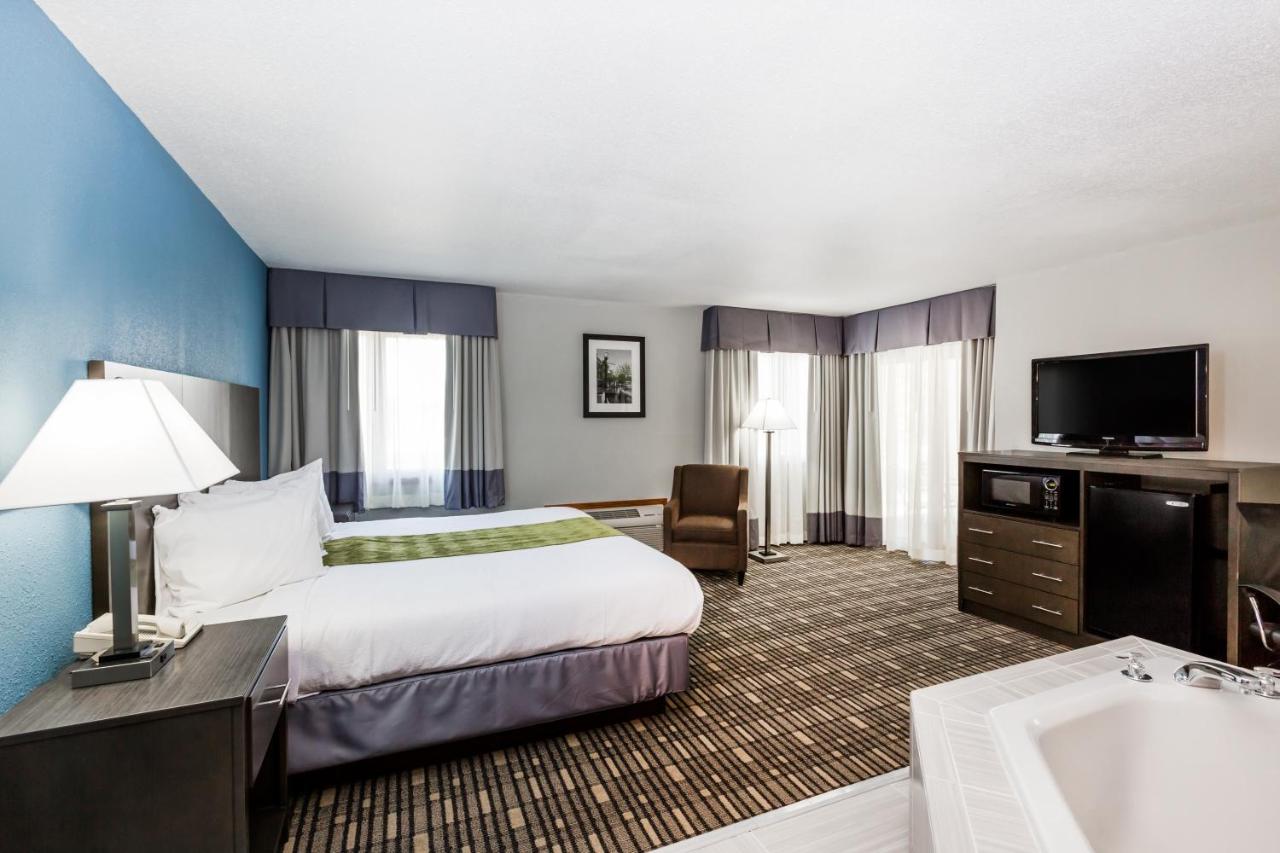 Deluxe King Studio Suite - Non-Smoking at Baymont by Wyndham Pella