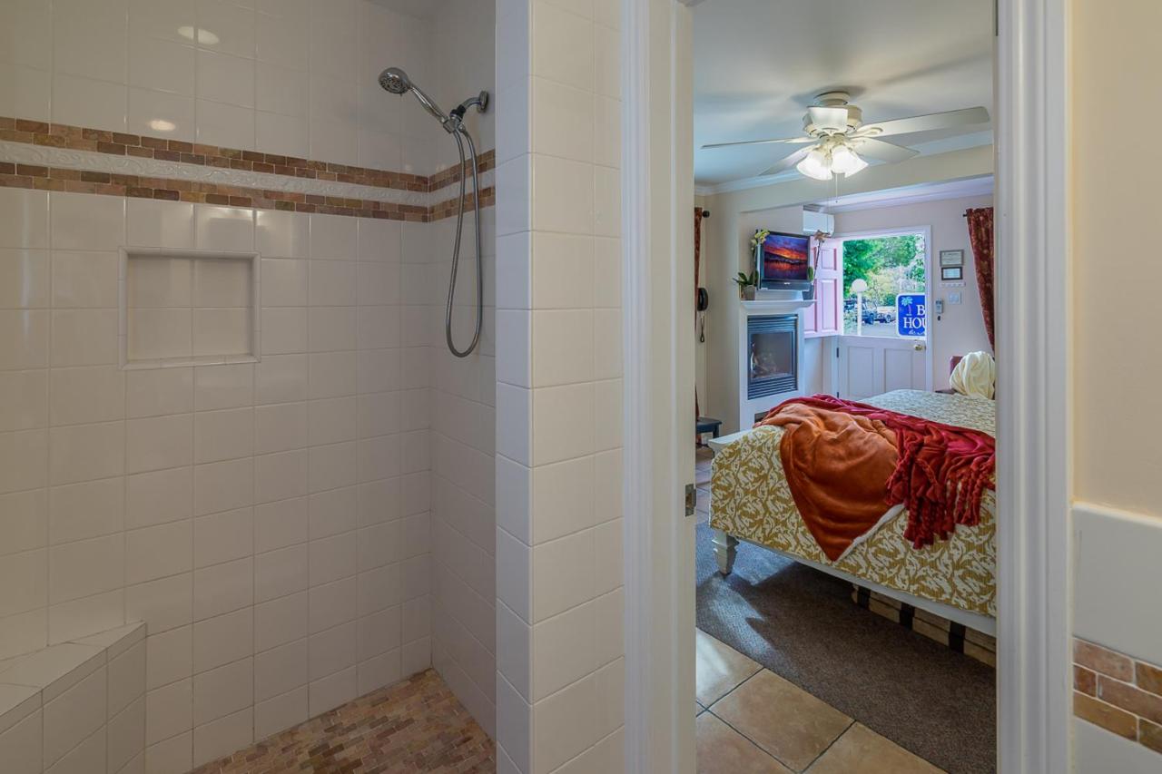Queen Room at Beach House Inn