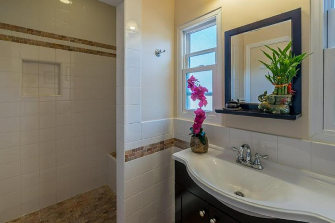 | Beach House Inn