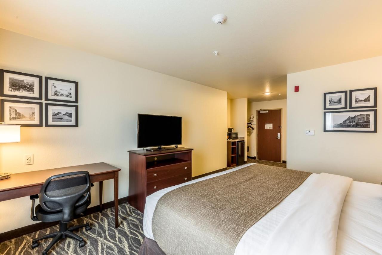 Deluxe King Room at Cobblestone Hotel & Suites – Chippewa Falls