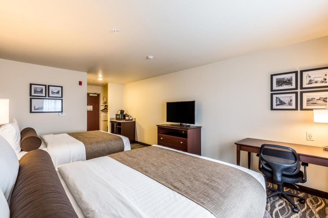 Quadruple Room at Cobblestone Hotel & Suites – Chippewa Falls
