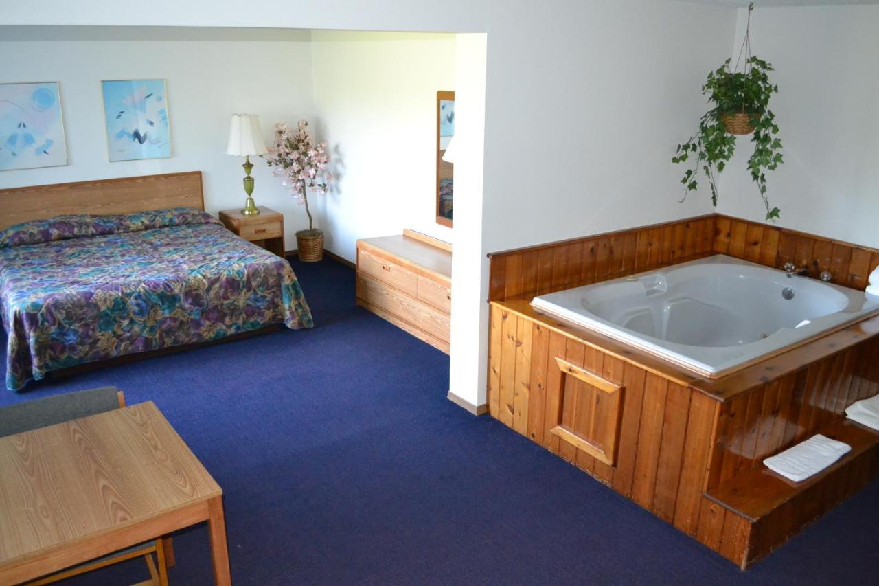 King Studio with Spa Bath at Sky Lodge Inn & Suites