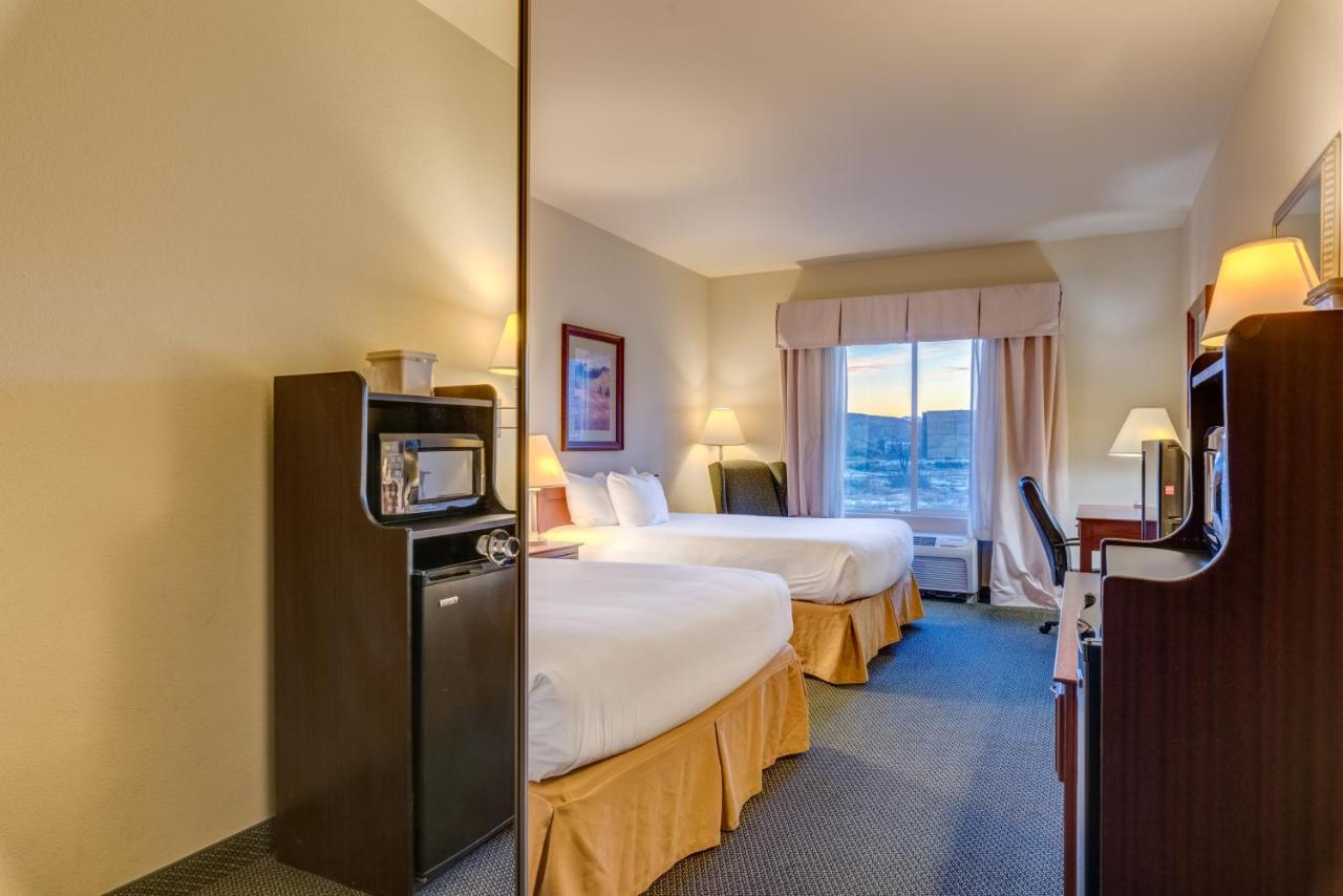Queen Room with Two Queen Beds - Non-Smoking at Grand River Hotel