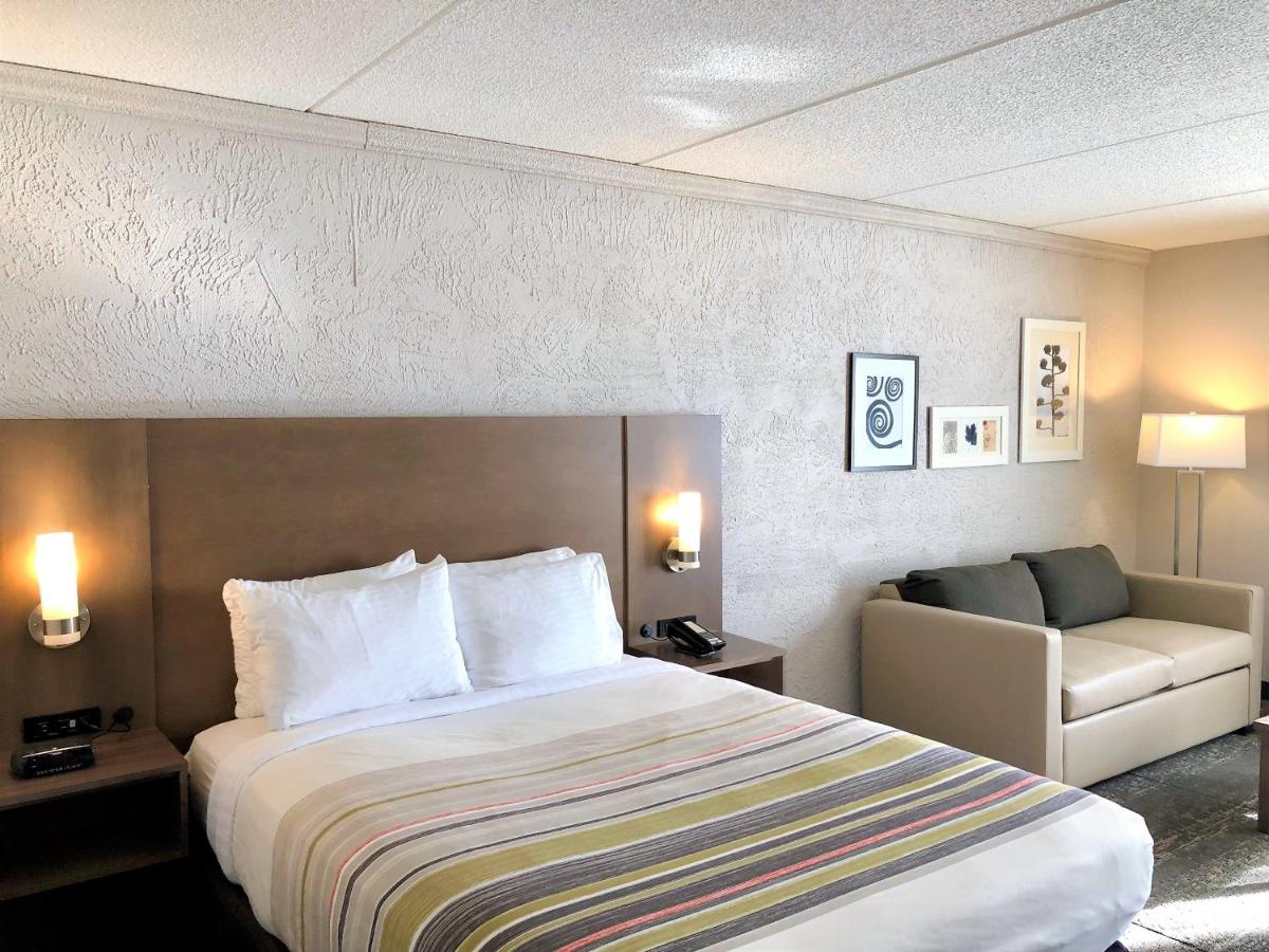 Deluxe Queen Room at Country Inn & Suites by Radisson, Mt. Pleasant-Racine West, WI