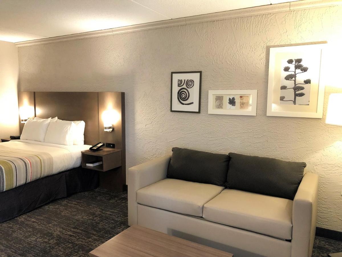 Deluxe Queen Room at Country Inn & Suites by Radisson, Mt. Pleasant-Racine West, WI