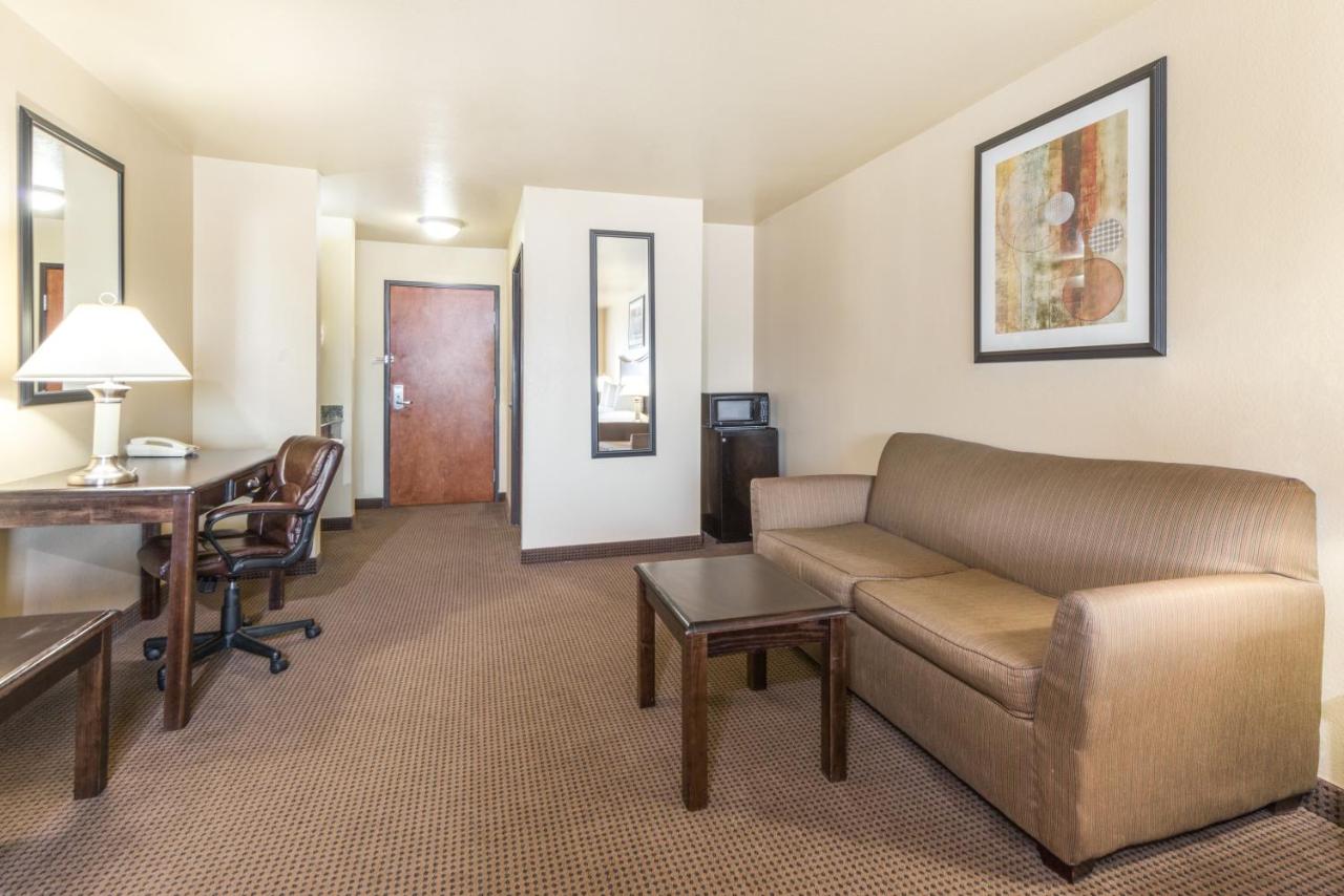 Business King Room - Non-Smoking at Baymont by Wyndham Perryton