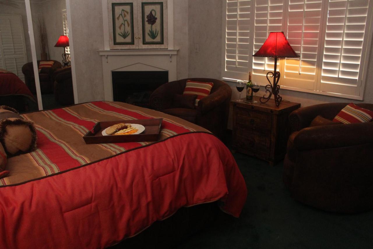 Deluxe Double Room with Balcony at Adobe Village Inn