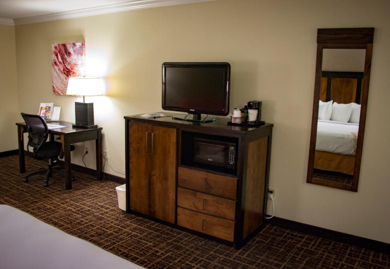 King Room with Roll-In Shower - Mobility Access at Best Western Wichita North