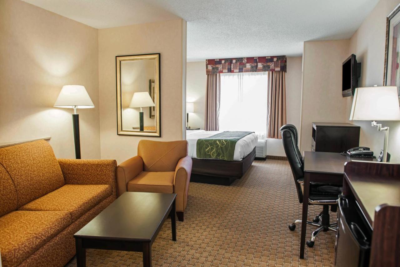 King Suite - Disability Access/Non-Smoking at Comfort Suites Southport