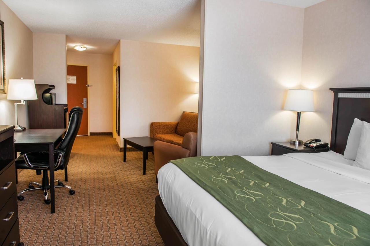 King Suite - Disability Access/Non-Smoking at Comfort Suites Southport