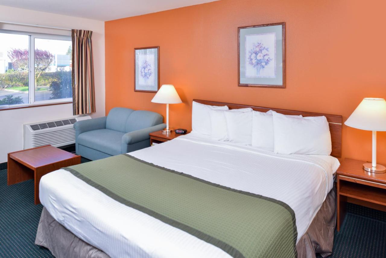Deluxe King Room - Pet Friendly at Travelodge Suites by Wyndham Newberg
