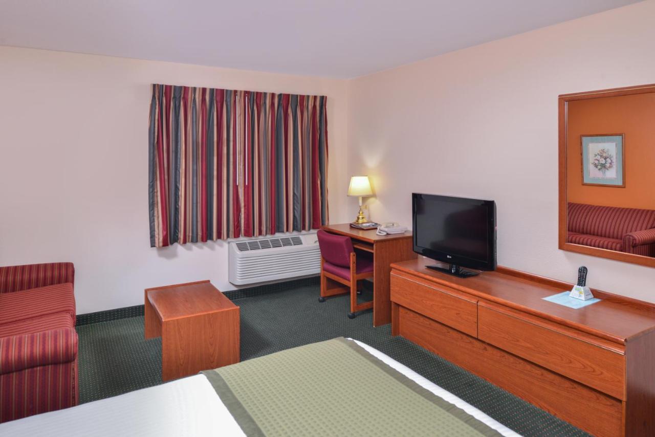 Queen Room - Non-Smoking at Travelodge Suites by Wyndham Newberg
