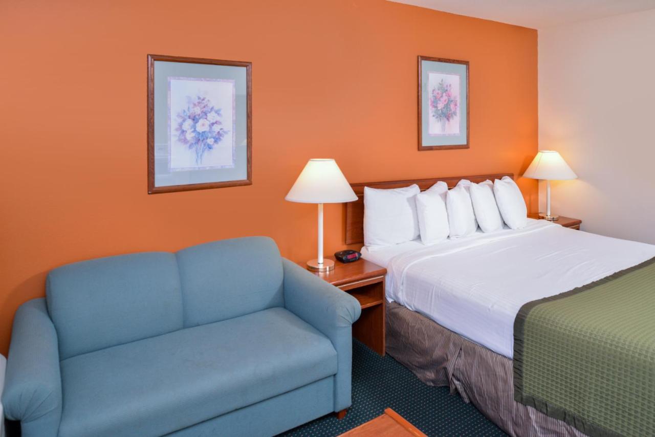 Queen Room - Disability Access/Non-Smoking at Travelodge Suites by Wyndham Newberg