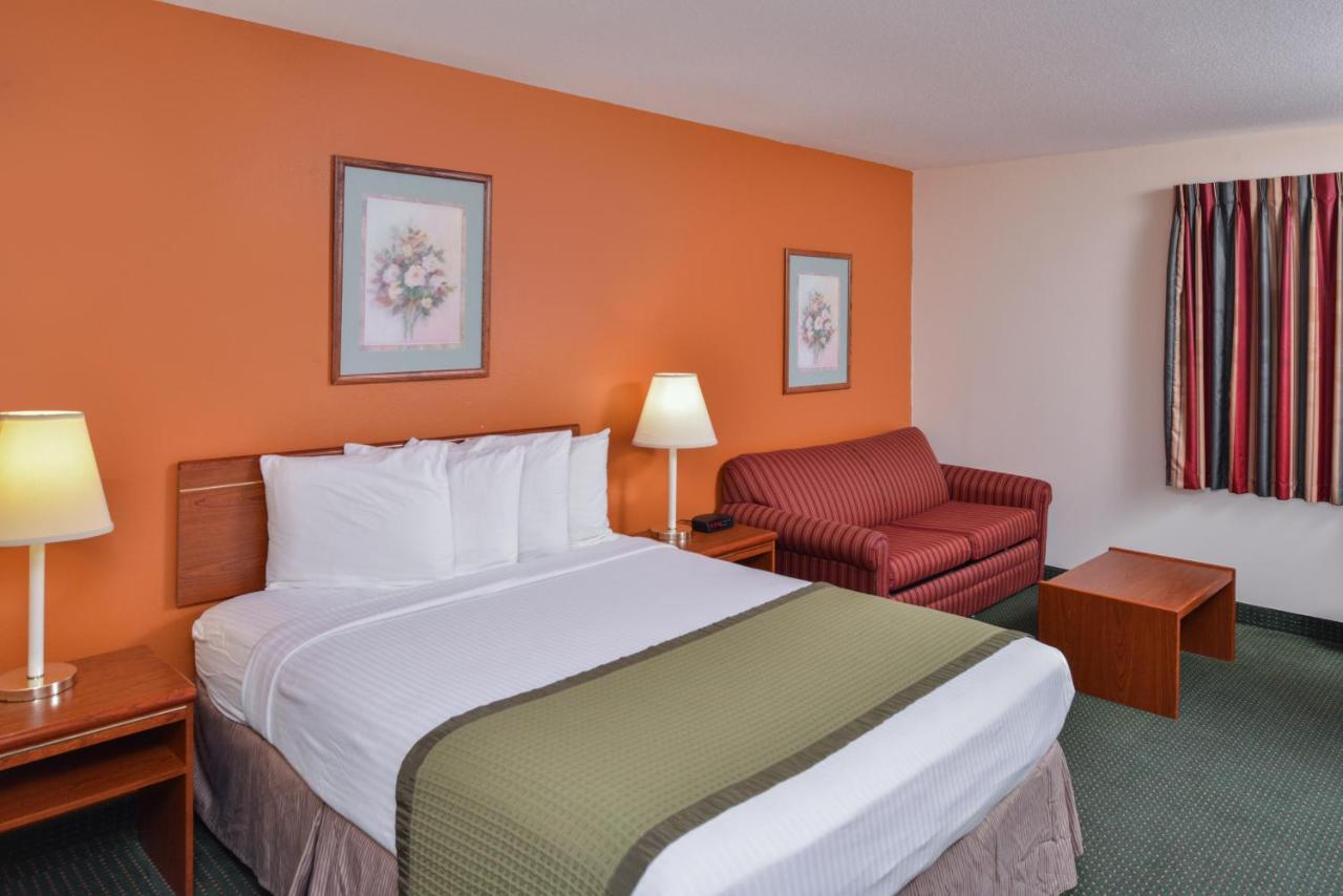Superior Queen Room - Pet Friendly at Travelodge Suites by Wyndham Newberg