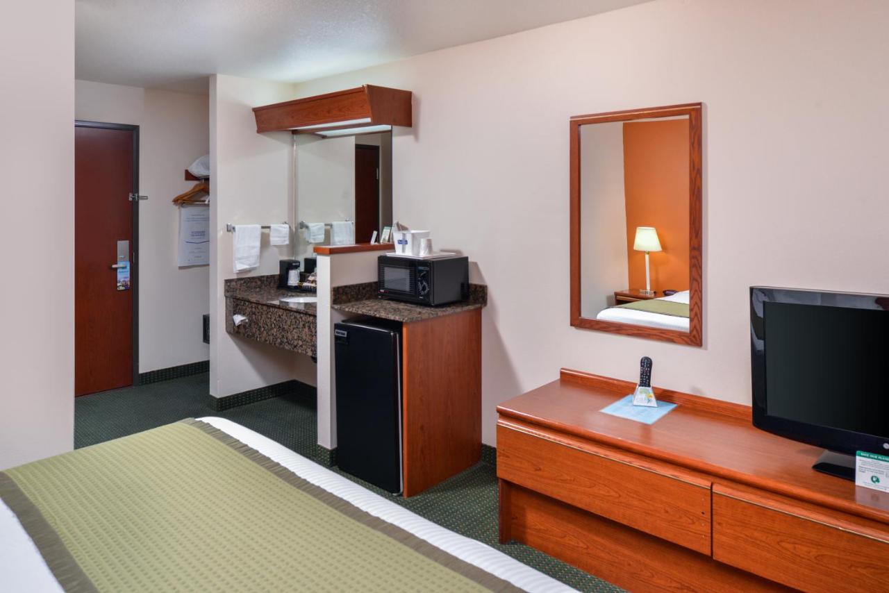 King Room - Non-Smoking at Travelodge Suites by Wyndham Newberg
